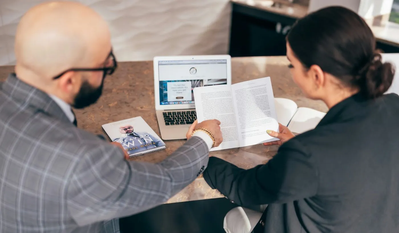 Menedżer prowadzący warsztat wewnętrzny na podstawie książki biznesowej, rozwój pracowników przez czytanie