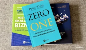 Okładki książek biznesowych dla startupowców: Startupowcy Kurasińskiego i Domaradzkiego, Zero to One Petera Thiela oraz Mistrzowie skalowania biznesu Reida Hoffmana