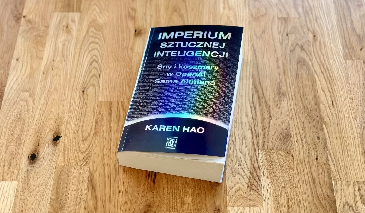 Okładka książki „Imperium sztucznej inteligencji. Sny i koszmary w OpenAI Sama Altmana” autorstwa Karen Hao, wydanej przez Wydawnictwo Otwarte w serii Szczeliny.